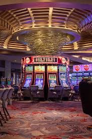 Live Baccarat Dealer ကဒ်ဖျပ်ပေးနေသောမြင်ကွင်း